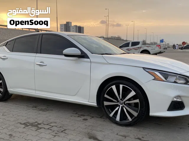 نيسان ألتيما S مع رقم مميز