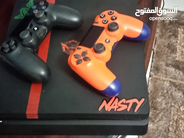 بلاي ستيشن 4 معدل عليه اكثر من عشر العاب مستعمل للبيع ذاكرة داخليه 1000 GB مع فلاشة