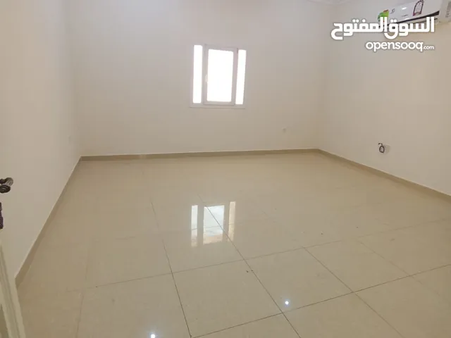 ستوديو نظامي كبير في عين خالد