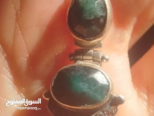 تعليقه فضه والحجر زمرد حر