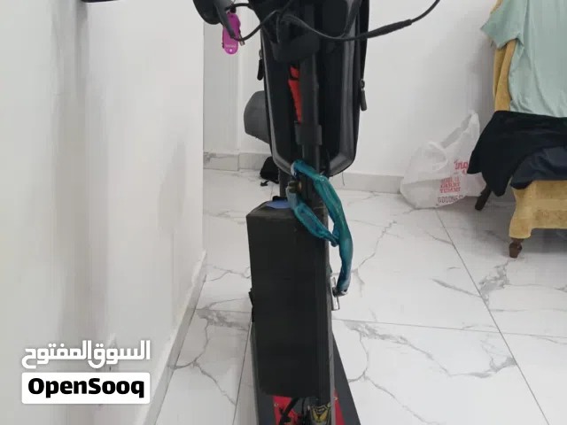 سكوتر الكتر معا بطاريتين شبه جديد السكوتر سرعة 75و يمشيك مسافة 60كيلو السكوتر قمه ف النظافه