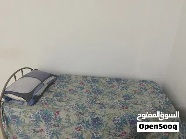 للبيع سرير لفرد واحد مع مرتبه طبيه