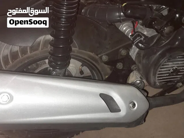 سكوتر للبيع. بنزين  ماشي 5000موديل 2025. R8 فيه رخصة سنتين مغيرش اي حاجه غير البطاريه بس