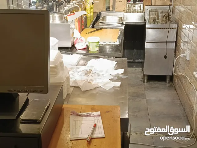 مطعم سناكات بطاطا للبيع الموقع جبل عمان الرينبو بجانب فططري بسعر مغري مجهز بالكامل مطبخ وحمام