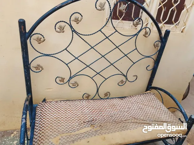 جلسه حديد حوش او حديقة مكون من 4 كراسي و كنبة و تربيزة كبيرة و 2 صغار