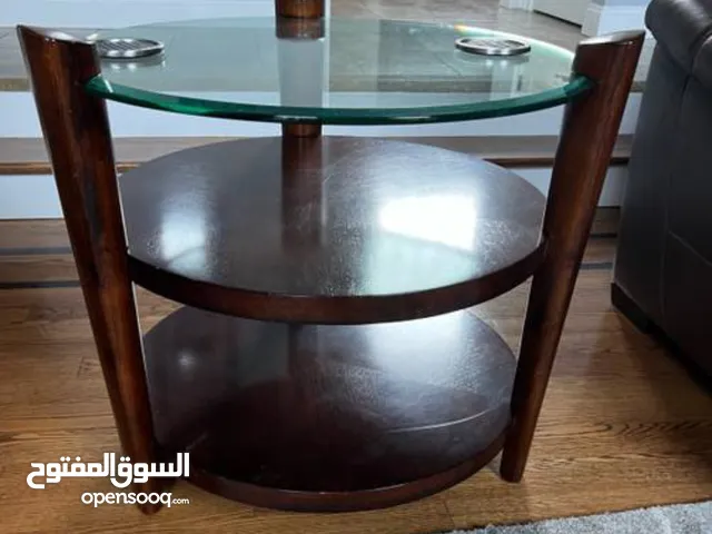 طاوله خشب عدد 2 جانبيات بحاله ممتازه كبار و الوجه زجاج