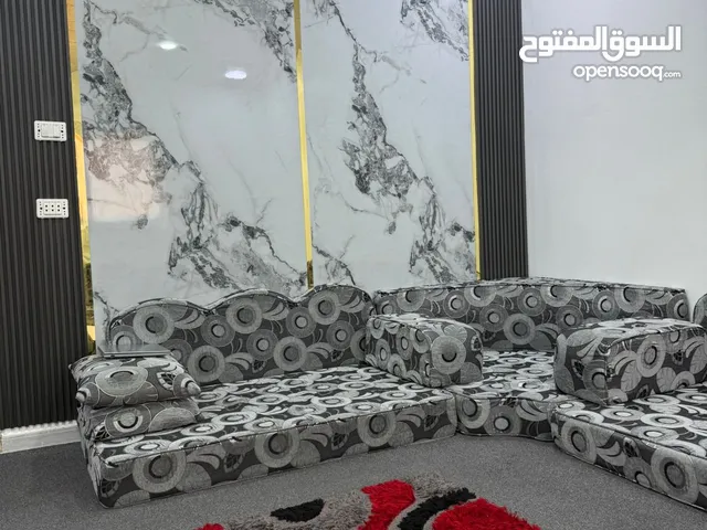 غرفة جلوس مع كافة ملحقاتها ومتوفر ستاره بنفس الالوان