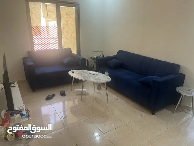 طقم غرفة جلوس أنيق – كنبة كبيرة وصغيرة مع طاولات Complete living room set