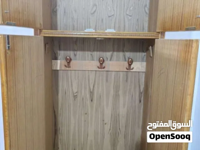 كنتور و ملحق  يحتوي بابتين جميل جدا طويل و تعلاكات فيهي