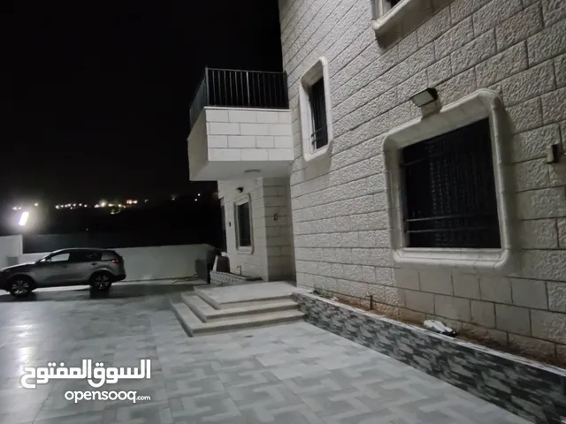 بيت جديد غير مسكون مكون من ثلاث طوابق في المزرعه الغربيه بالقرب من شركة النزيه للبلاط