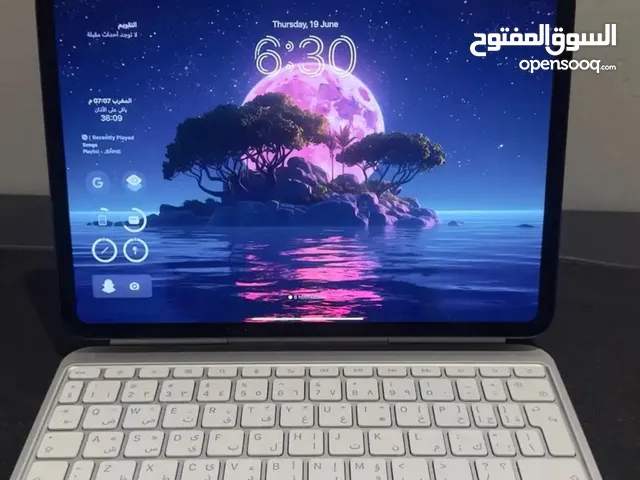 ايباد برو m4 شريحة 13 انش 256G + مع ماجيك كيبورد