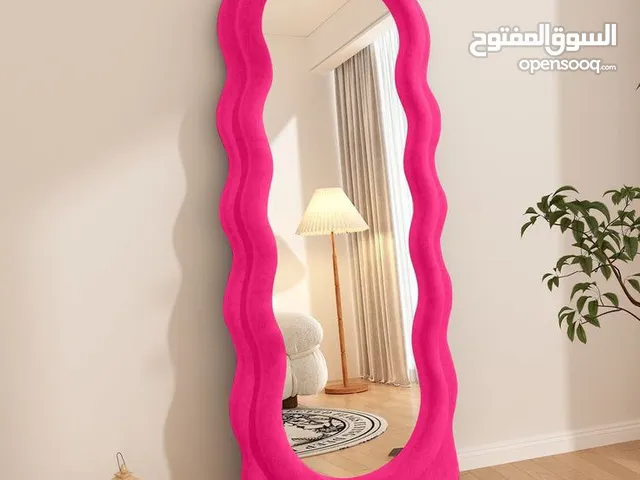 مرايا مودرن مبطنه بقماش همر وبحامل معدني ويمكن وضعها ع الحائط متاح جميع الالوان