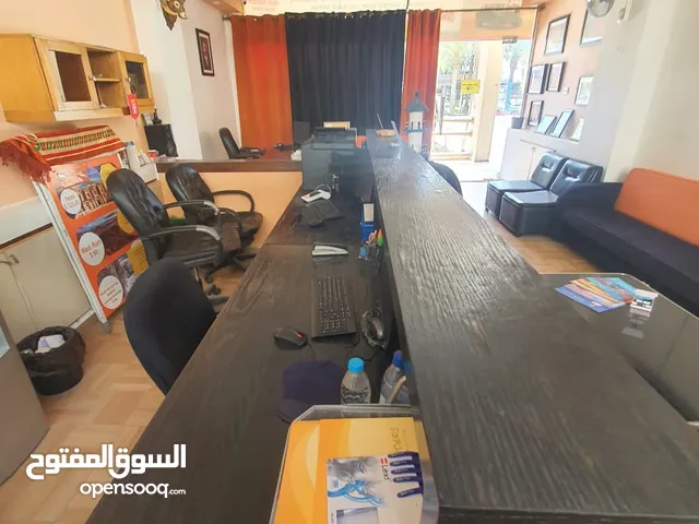 أثاث مكتبي بحالة ممتازة جدًا