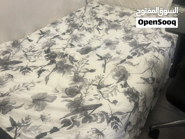 سريرين للبيع واحد كبير وواحد حجم وسط