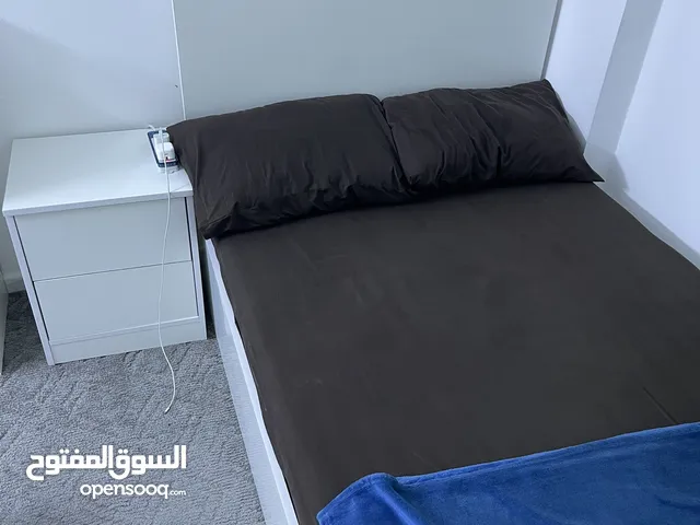 غرفة نوم خشب لاتيه تفصيل، لونها أبيض ناعم، تلللمع ((((مستعملة أقل من سنة مع الإثباتات)))))