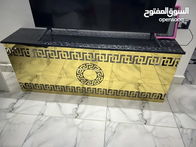 كرسي هزاز بحالة ممتازة وطاولة شاشة بحالة ممتازة