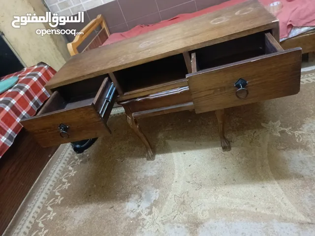 طاوله شاشات حجم 70بوصه خشب زان ثقيل جدان حي الياسمين وزن الطاوله 50كيلو بحاله الوكاله ،،التوصل وتساب