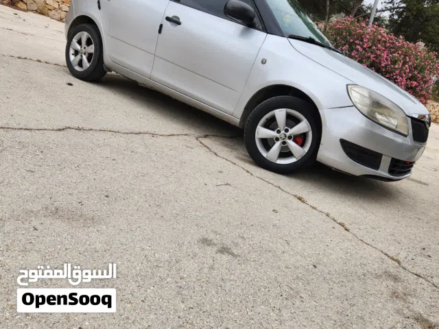 2013 سكودا فابيا Standard