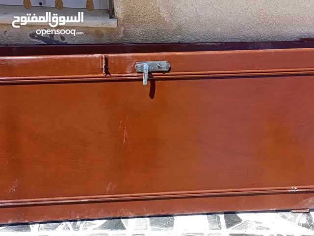 بابين خشب بحاله ممتازه ويوجد مغاسل اثنتان بحاله جيده جدا