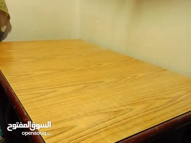 طاولة سفرة خشب مستعملة بس تقيلة كتير،السعر قابل للتفاوض
