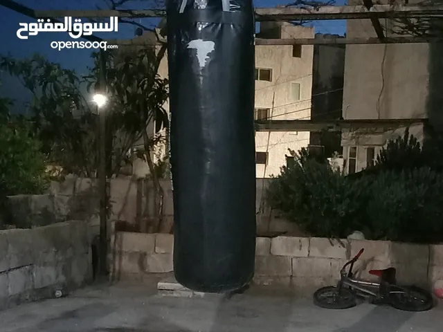 كيس ملاكمه جديد البيع او البدل على عصفير او قفاص حمام او اي شي يوجد كمان البيع كفوف ملاكمه