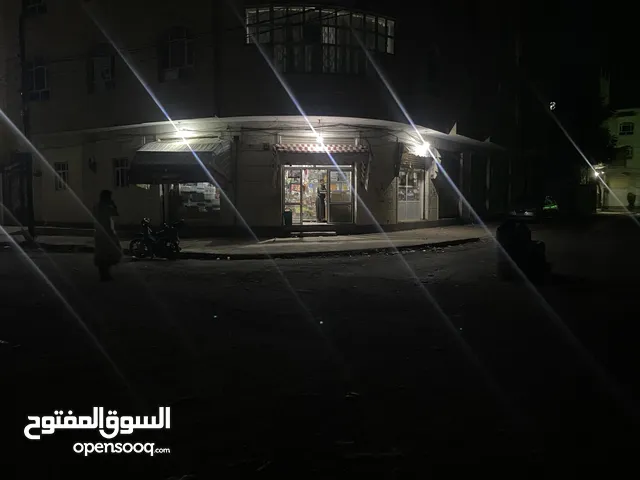 للبيع/ او للايجار ميني ماركه ثلاث فتحات موقع استراتيجي في حي الاصبحي