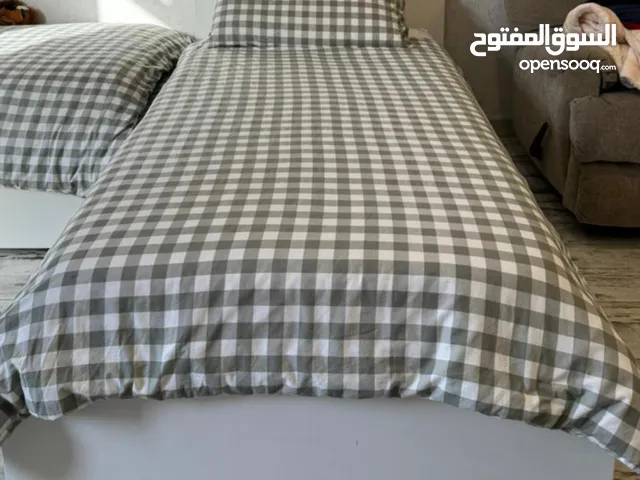 تخت مع ادراج تخزين و فرشة بحالة ممتازة bed with storage drawers & mattress in an excellent conditio