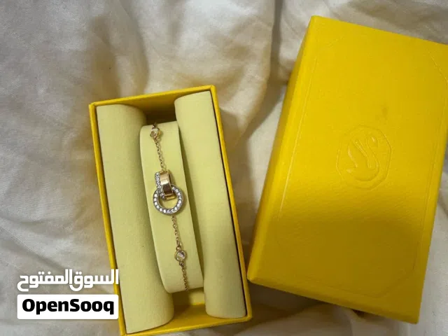 من سوارفسكي شريتها من الافنيو