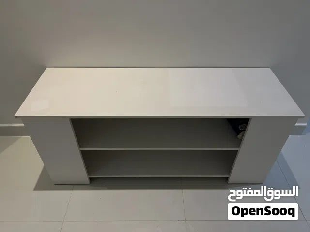 طاولة تلفاز مع وحدات تخزين