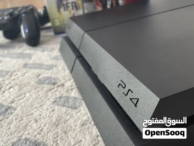 بلايستيشن 4 بحالة ممتازة ما فيه ولا عطل معاه اثنين كونترولر اورجينال والعاب والسعر قابل للتفاوض