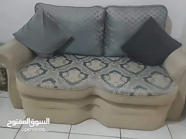 للبيع: طقم كنب انتريه بحالة جيدة مع طاولة زجاجية فخمة كبيرة ... واثنان صغيرة الحجم ...