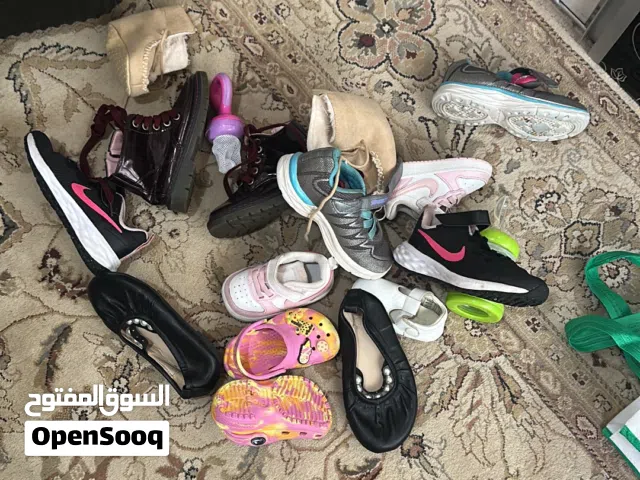 أحذية أطفال مختلف الأحجام