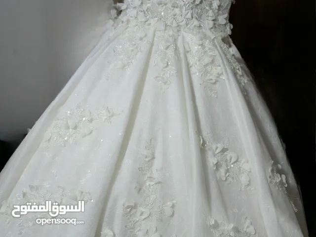 Elegant Wedding white dress comes with a veil and modest.