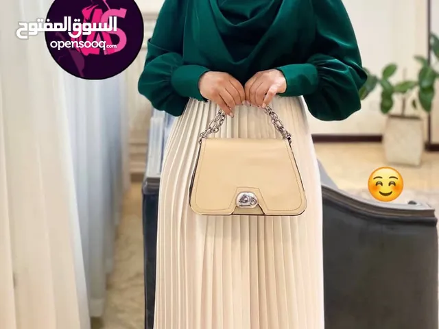 *طقم نسائي انيق قطعتين* من احلا الموديلات الحديثه يتميز ب بقماش البلوزه حرير درجه اولي