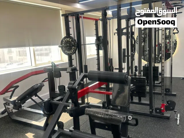 آلات رياضية - آلات سحب ودفع Gym equipment – pull and push machines.