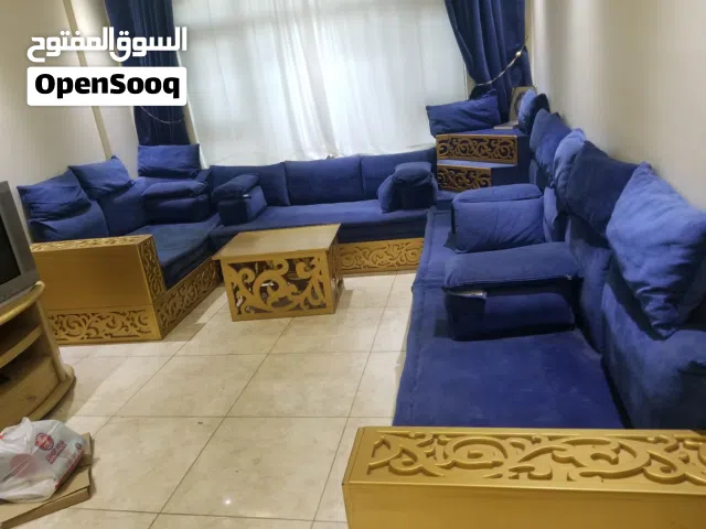 مجلس ازرق مسخدم نظيف جدآ مع طاوله ذهبية وزاويه ذهبية ايضآ وستائر زرق كبيره الحجم تنفع لاي مكان