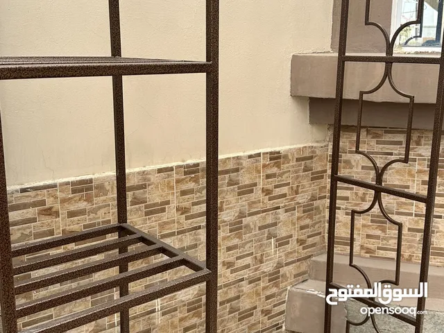 علاقة ملابس و رفوف