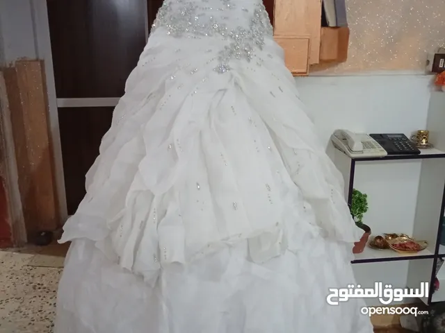 فستان عروس لون أبيض
