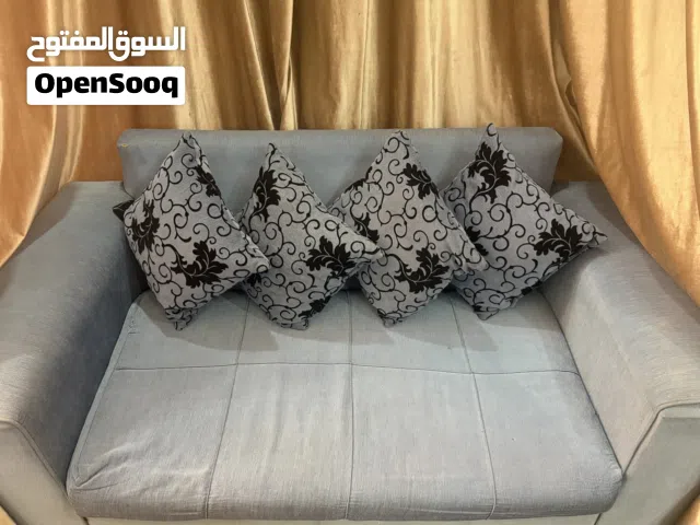 طقم كنب لون ازرق بحالة نضيفة وجيده ب سعر حرق