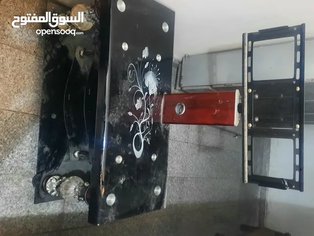 بيع طاولهTVزجاج بالون الأسود +جلايه سامسونج بحاله متوسطه