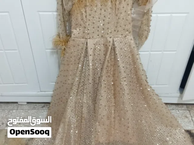 فستان ذهبي لبسه وحدة