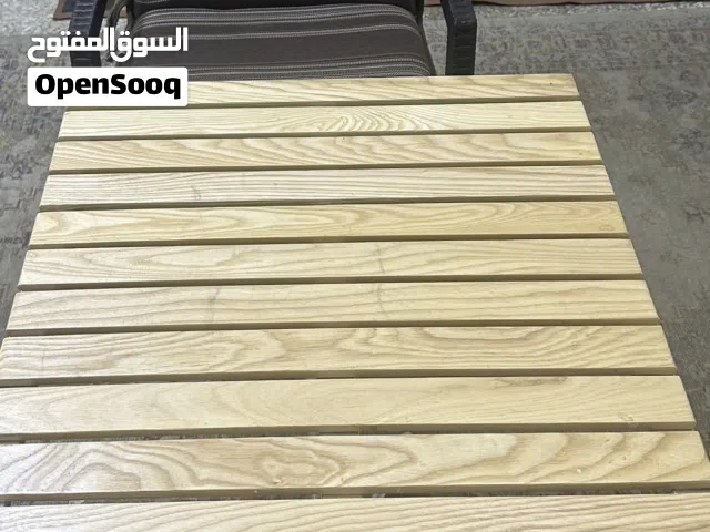 طاولة تصلح للأكل والدراسة نظيفة مع كرسي مريح للجلوس. البيع يباع الطاولة والكرسي مع بعض الحالة ممتازة