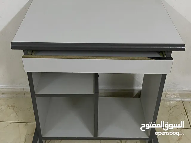 طاولة مكتبية صغيرة مستعملة للبيع