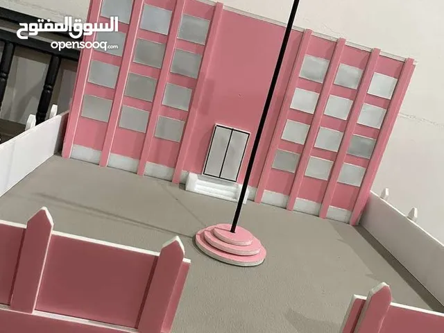 مجسم مدرسة أنيق مع علم الكويت – تحفة فنية بحالة ممتازة