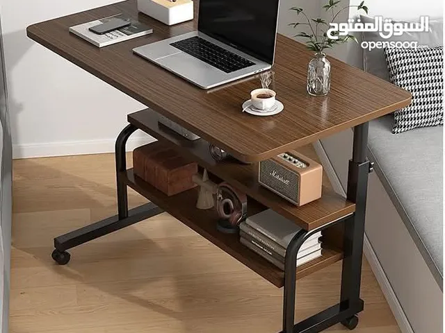 طاولة لابتوب خشبية بتصميم عصري ومتين سطح واسع يكفي لابتوب، دفتر محاضرات، كتب وأقلام وحتى القهوة .
