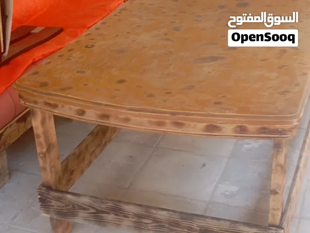 طاوله طعام العرض متر وخمس ساني.والطول مترين وخمس ساني بدون كراسي .