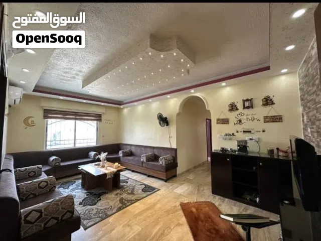 شقه غير مفروشه معروف ثلاث حمامات ثلاث غرف نوم وغرفه ماستر نظام طاقه شمسيه
