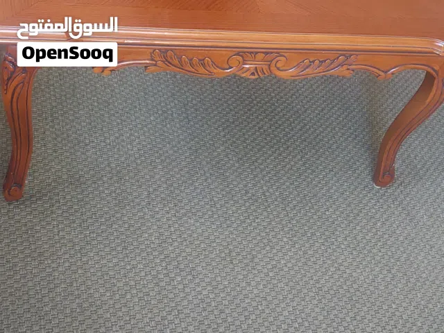 طاولة وسط ومع عدد اثنين طاولات جانبية