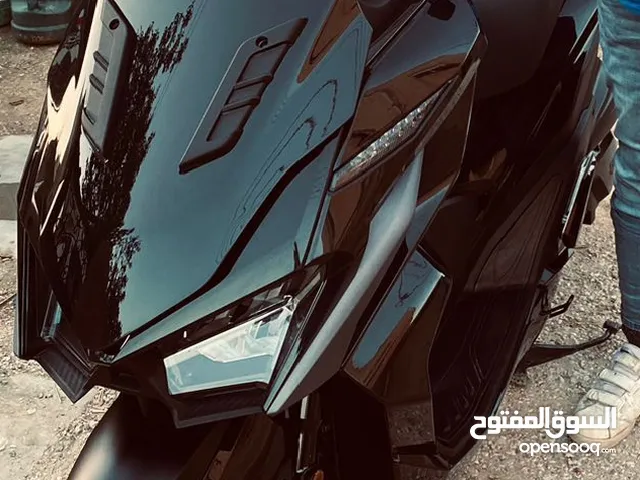 سكوتر sym jet x 200cc  2023 ماشي 20 الف لون اسود للبيع او بدل