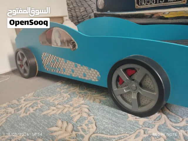 سرير للبيع ومعه طاولة